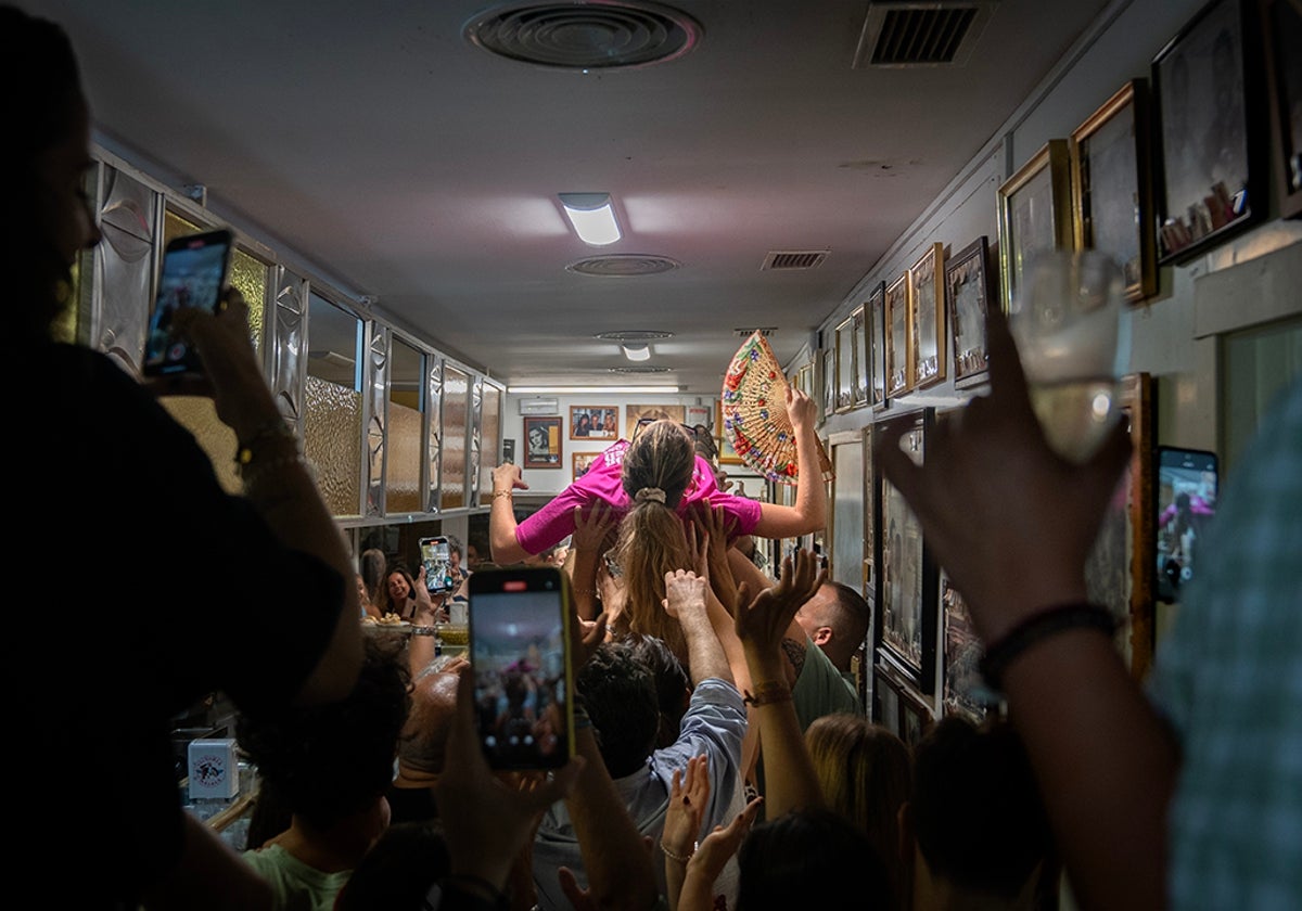 Una noche en El Pimpi Florida, el bar de Málaga que procesiona a los clientes como en Semana Santa