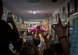 Procesionan a una joven para ir al baño en el Pimpi Florida