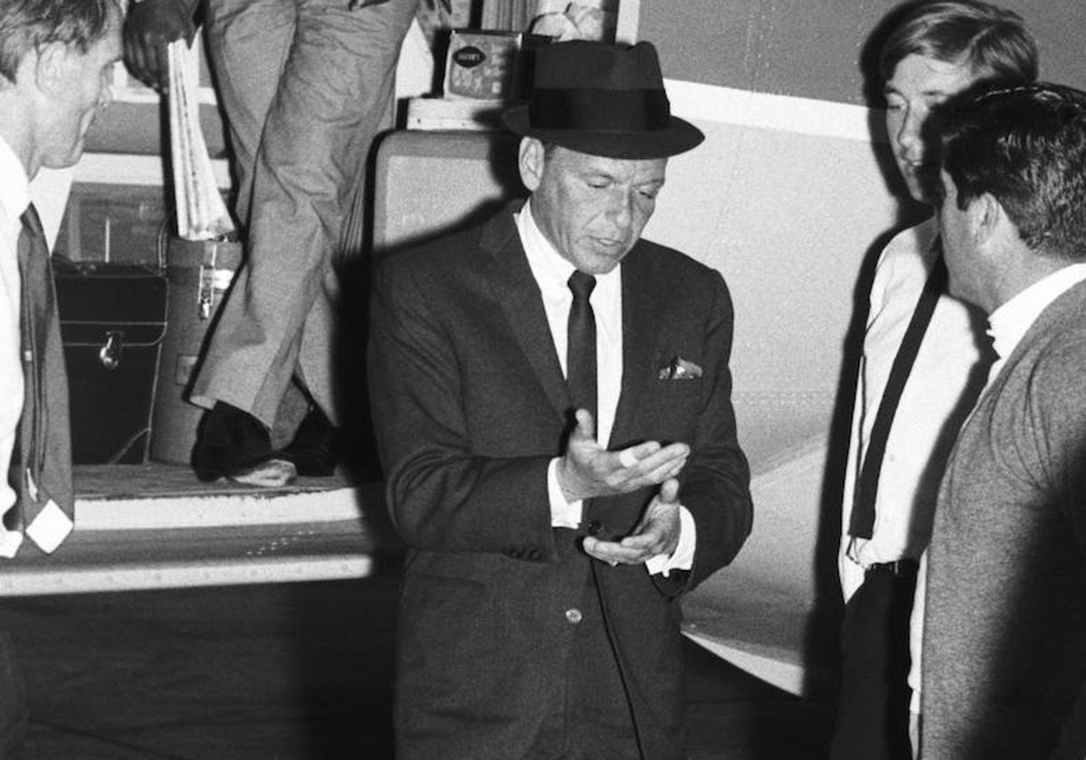 Frank Sinatra, a su llegada al aeropuerto de Málaga en jet privado, el 16 de septiembre de 1964.