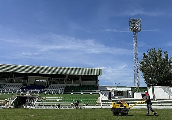 Un operario, en el nuevo césped de El Maulí.