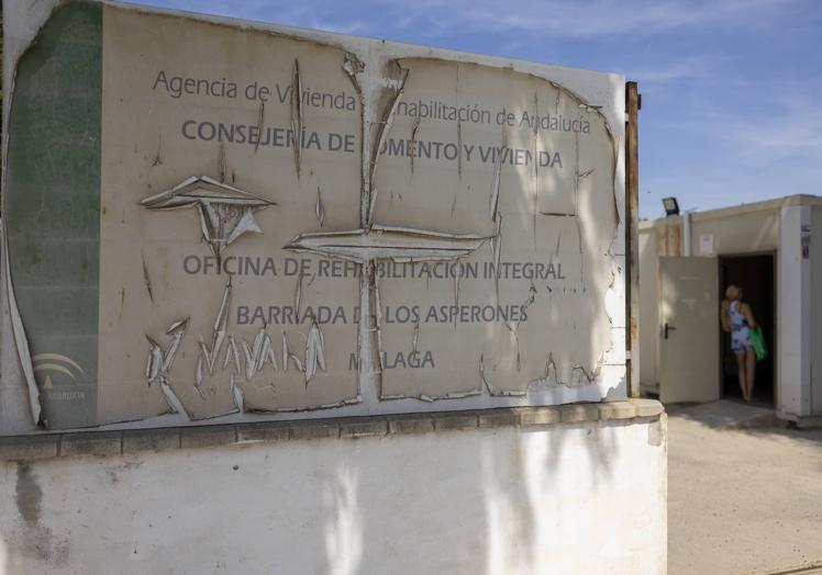 Hasta el cartel que anuncia la rehabilitación está destrozado.