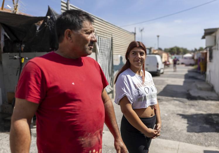 Azulema Rodríguez estudia un grado medio de cocina y quiere ir a la Universidad. En la imagen, junto a su padre Valentín.