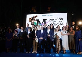 Foto de familia de los premiados y miembros de la corporación municipal.