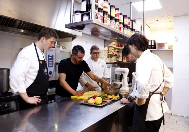 Interior de Cávala, en pleno trabajo de preparación del día.