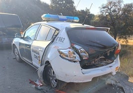 Estado del vehículo de la Guardia Civil tras la colisión por alcance.