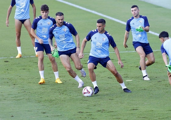 Gabilondo, Dioni, Luismi, Rahmani e Izan Merino, en un entrenamiento reciene del Málaga en el césped de La Rosaleda.