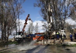 Trabajos de limpieza de uno de los pozos de la margen izquierda, en Aljaima.