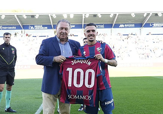 Joaquín recibe una camiseta conmemorativa del Huesca al llegar a los cien partidos con el equipo.