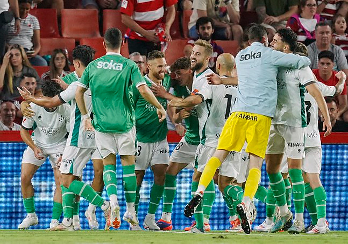 Los jugadores del Huesca celebran la victoria en Granada (1-3).