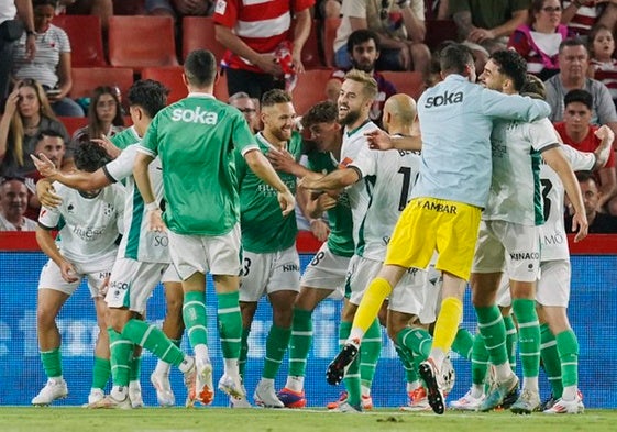 Los jugadores del Huesca celebran la victoria en Granada (1-3).