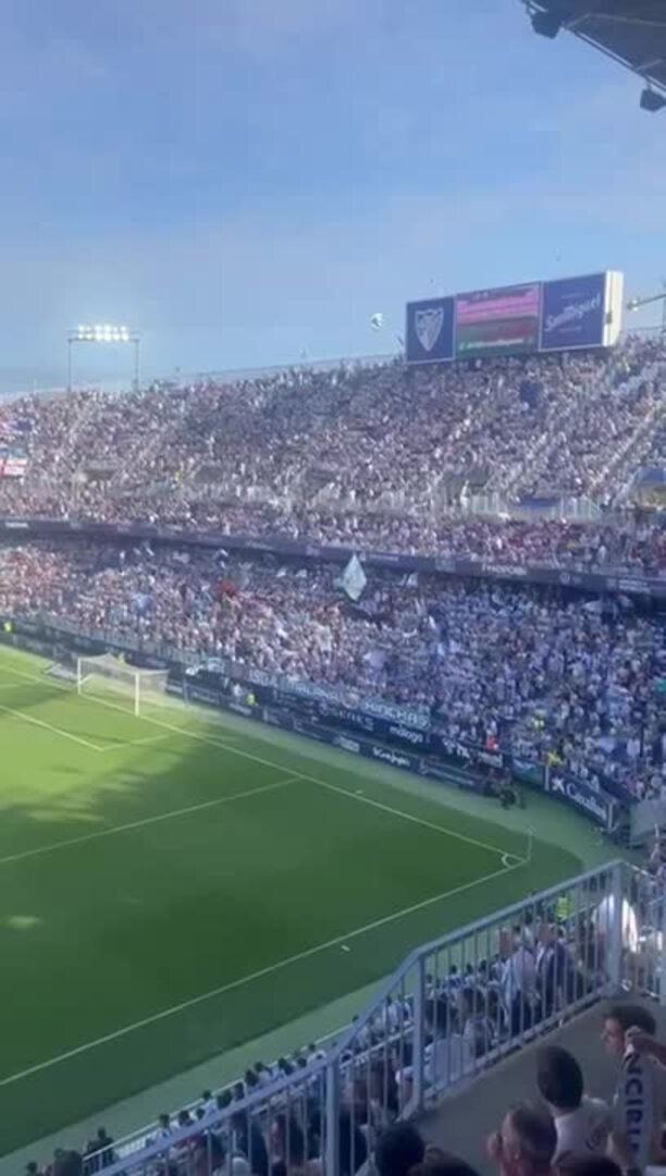 La grada de La Rosaleda corea el nombre de Fernando Puche, fallecido este sábado