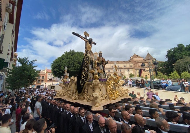 Los titulares de la Cofradía del Puerto, con el santuario de la Victoria de fondo.