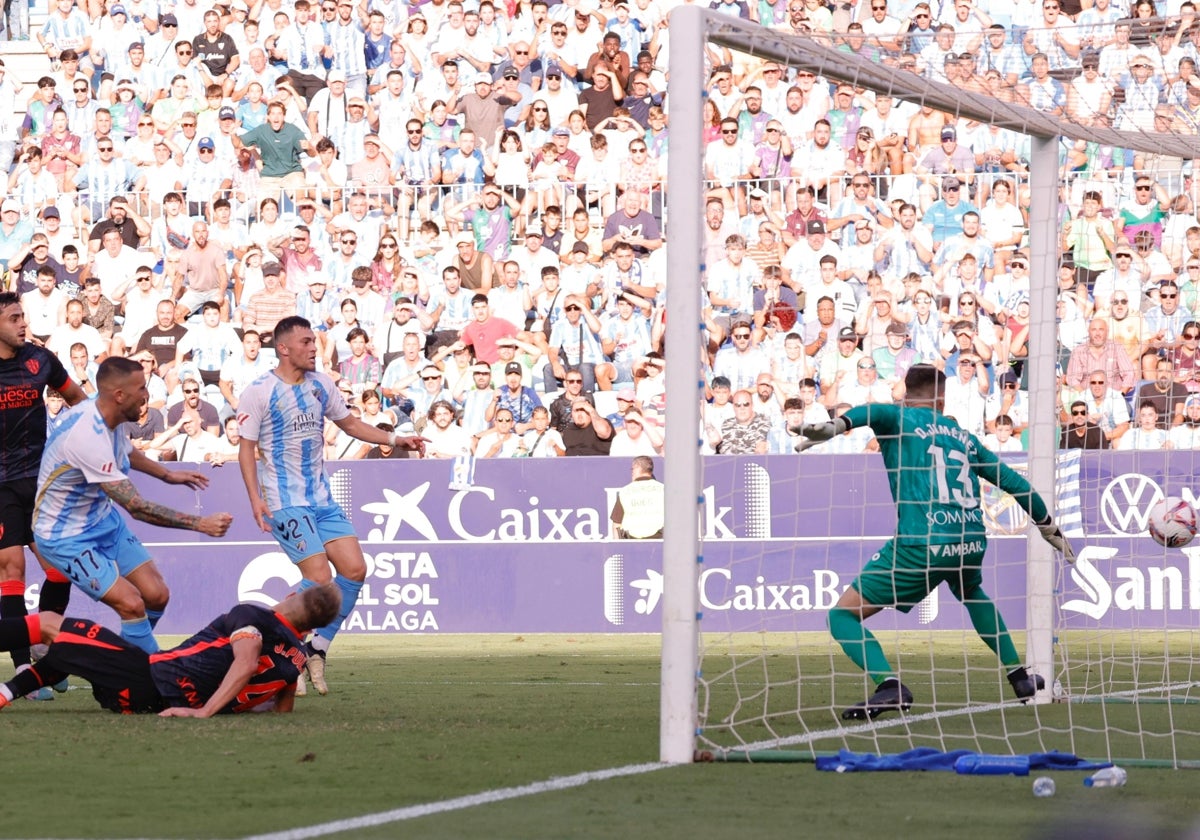 El instante del gol del partido, que marca con su chepa Jorge Pulido, en propia meta, en presencia de DIoni.