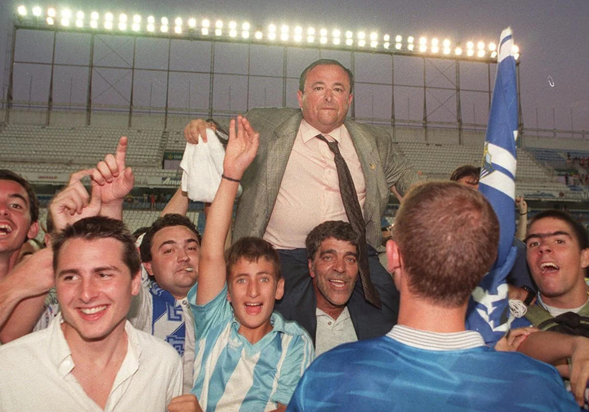 Fernando Puche, llevado a hombros por aficionados en el ascenso del Málaga a Primera el 30 de mayo de 1999.