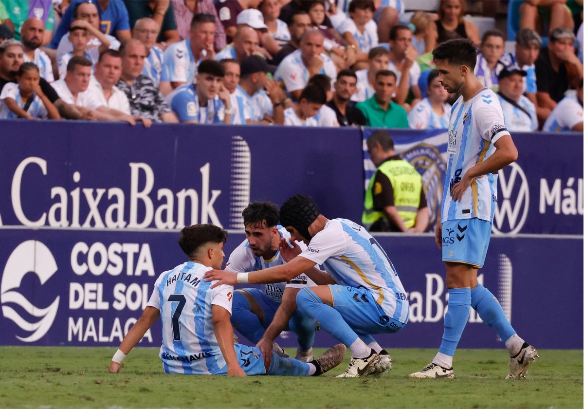 Haitam, en el césped de La Rosaleda arropado por sus compañeros.