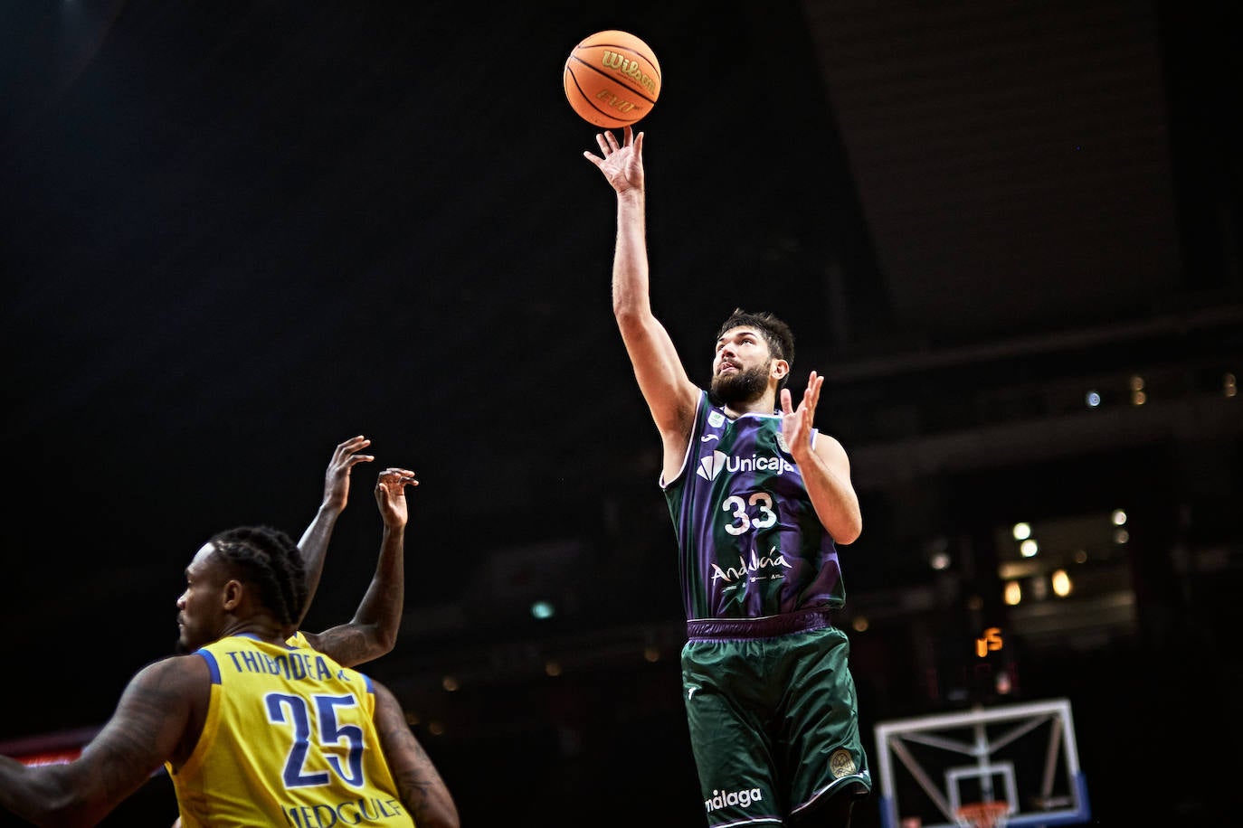 Killian Tillie lanza a canasta en el partido ante el Al Riyadi.