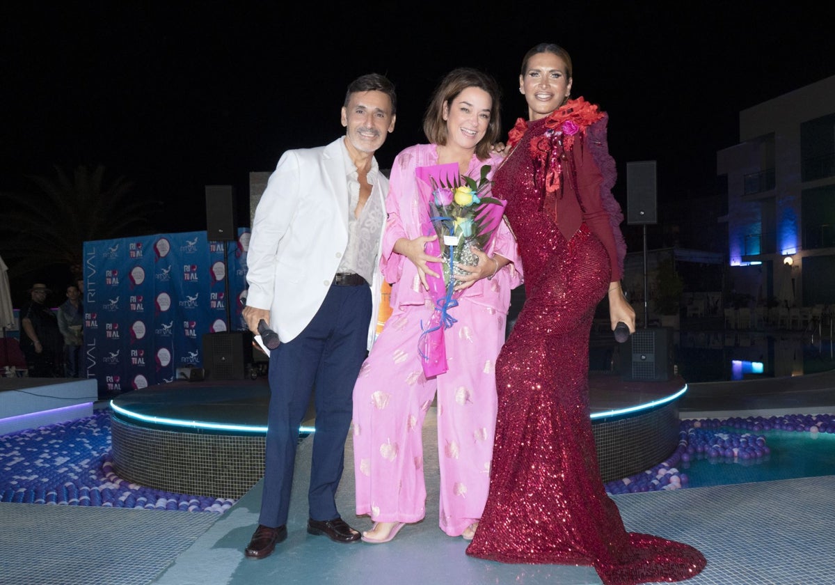 La presentadora Toñi Moreno, madrina del evento, junto a Santiago Tovar y Lara Sajen.