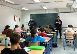 Ángel Blanc y David Gutiérrez, agentes tutores en Mijas, durante una charla en un centro educativo del municipio.