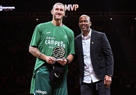 Osetkowski recibe el premio de MVP en la final de la Intercontinental.