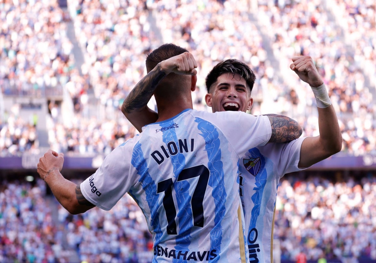 Dioni y Antoñito celebran el gol del Málaga frente al Huesca.