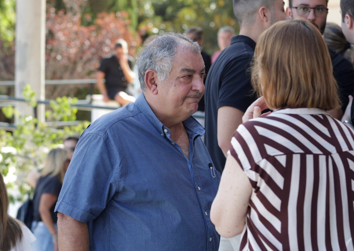 Imagen secundaria 1 - En la primera imagen y en el centro, uno de los hijos de Fernando Puche, a la entrada a la capilla; debajo, Pedro Martín Graciani, su mano derecha durante tres décadas; y abajo, Juan Carlos Pérez Frías y Javier Souviron.