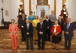 Los distinguidos con la presidencia municipal ante un cuadro de la patrona Santa Eufemia.