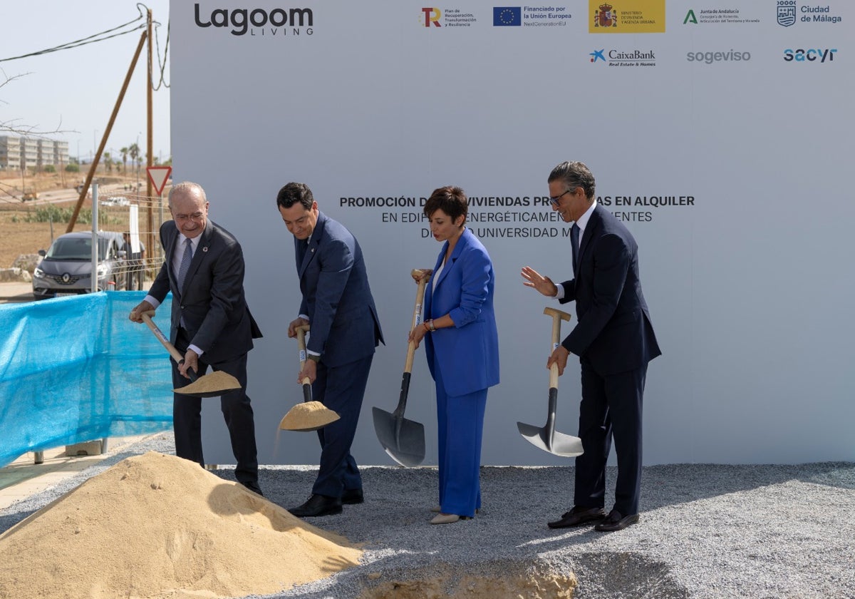 El alcalde de Málaga, Francisco de la Torre; el presidente de la Junta de Andalucía, Juanma Moreno; la ministra de Vivienda, Isabel Rodríguez; y el CEO de Lagoon Living, Javier Braza, durante el acto de colocación de la primera piedra en las 530 VPO del distrito Universidad de Málaga.