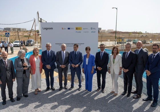 Representantes públicos y promotores posan durante el acto de colocación de la primera piedra.