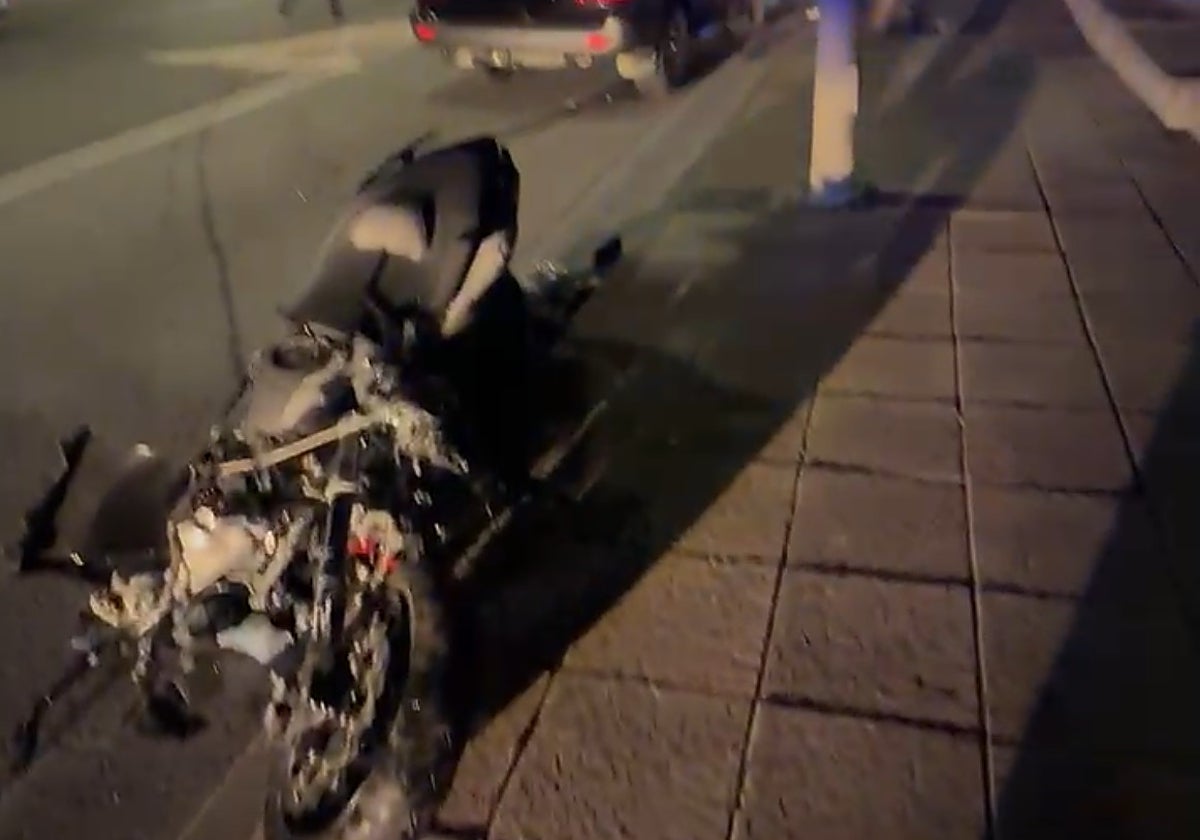 Imagen del estado en el que quedó el vehículo de dos ruedas que conducía el joven nerjeño.