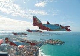 Imagen de la Patrulla Águila en formación, tomada desde la cabina de uno de estos cazas.