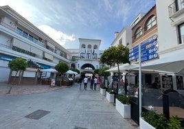 Fachada principal del Ayuntamiento de Nerja en la céntrica calle Carmen.