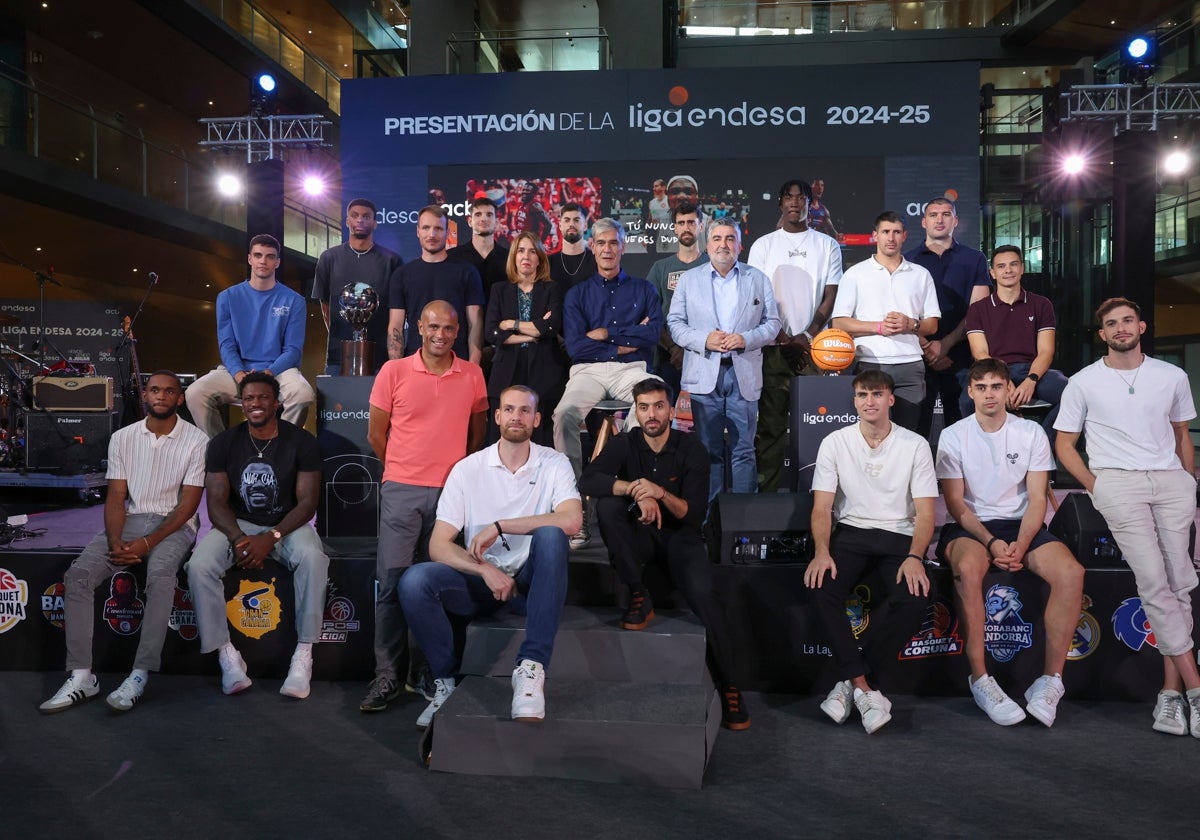 Los jugadores que acudieron a la sede de Endesa para la presentación de la Liga.