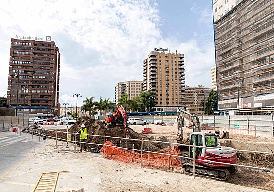 Primeros trabajos de excavación de los restos arqueológicos del metro, frente a El Corte Inglés.