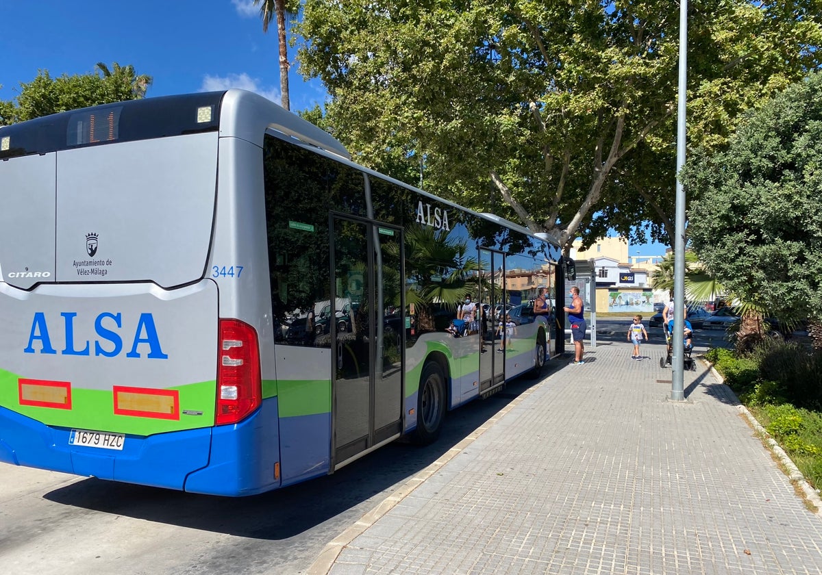 Imagen de archivo de autobús urbano en Vélez-Málaga.