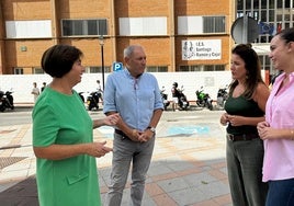 Segura junto a otros representantes del PSOE, en la entrada del centro.