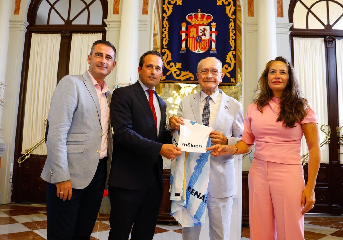 Mayorga, Pérez, De la Torre e Izquierdo, muestran el logo del partrocinio del Ayuntamiento.