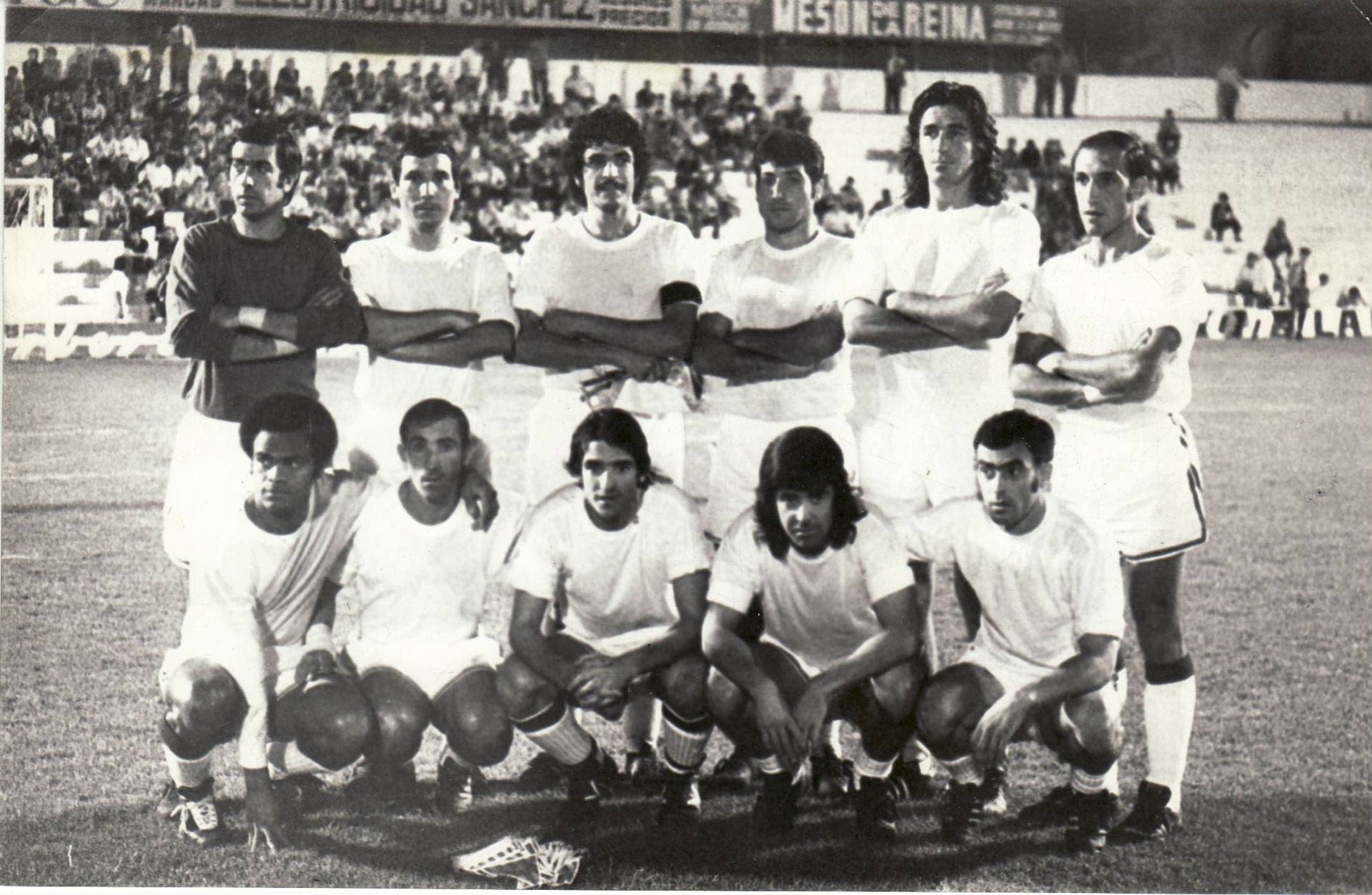 Un once del Málaga en un amistoso en Los Cármenes, con Deusto, Montero, Martínez, Monreal, Viberti, Macías y, agachados, Peribaldo, Migueli, Bustillo, Vilanova y Búa.