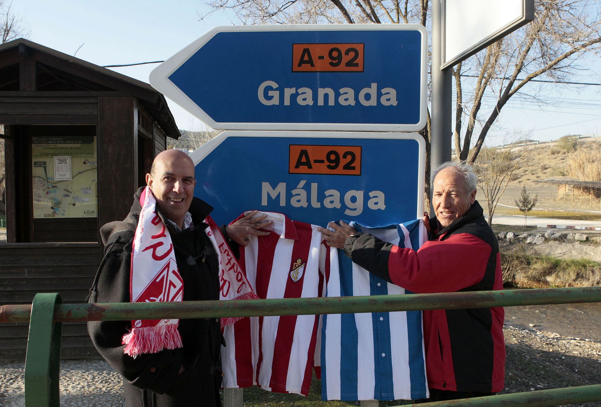 Santi, leyenda del Granada, y Monreal, del Málaga, en 2012, en el regreso de la rivalidad en Primera, en un reportaje en un punto intermedio entre las dos ciudades.