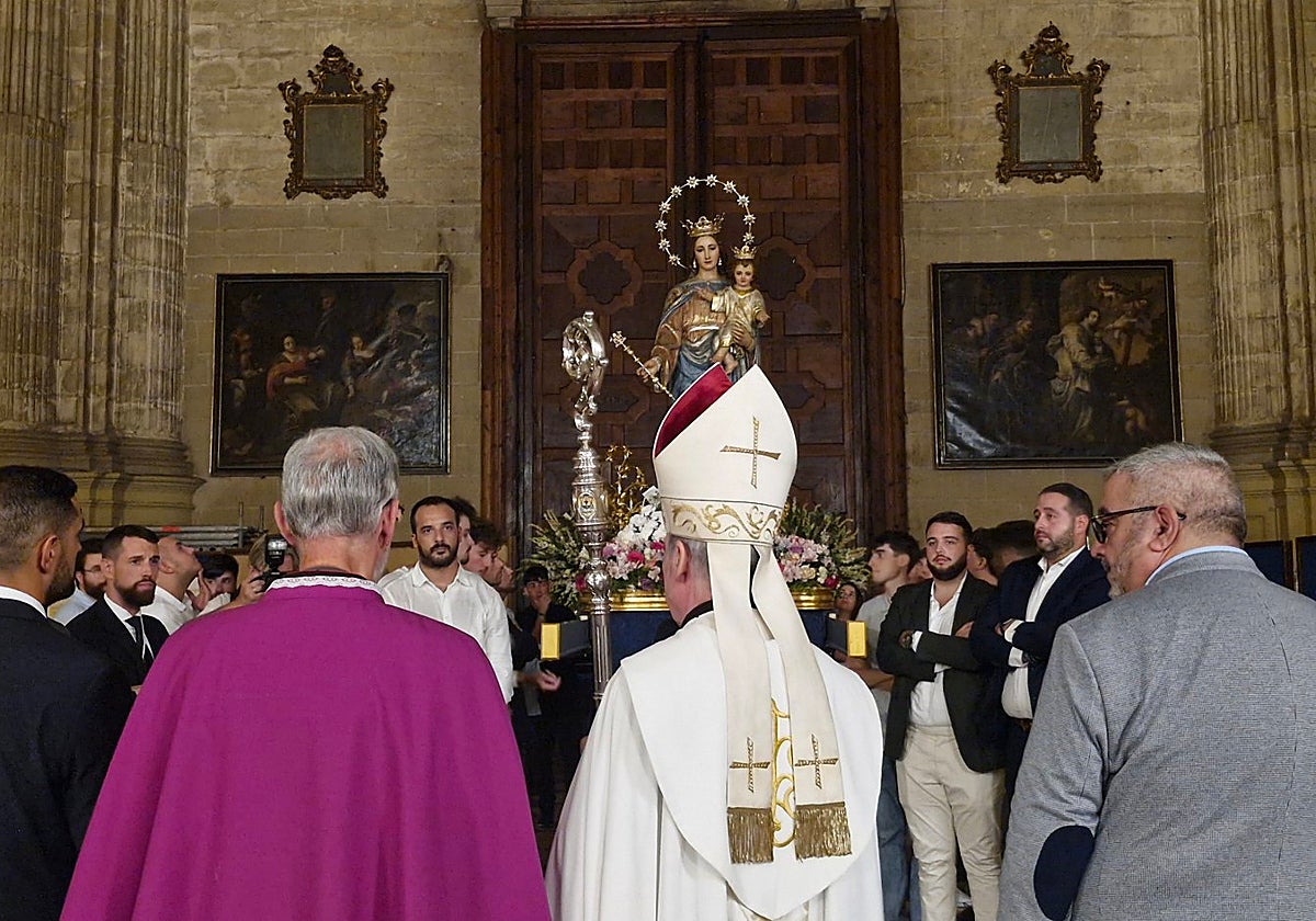 María Auxiliadora, dentro de la Catedral tras el traslado.