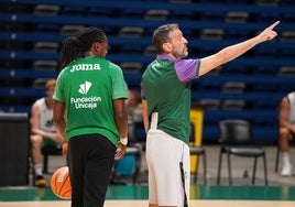 Ibon Navarro, en el entrenamiento del Unicaja previa a la Supercopa Endesa.