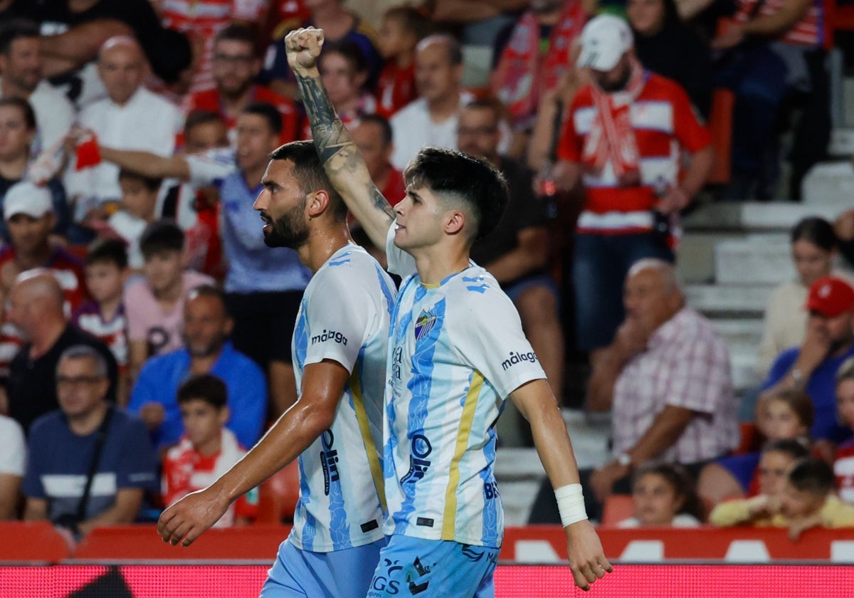 Antoñito levanta el puño para celebrar su gol, el primero del Málaga en Los Cármenes.