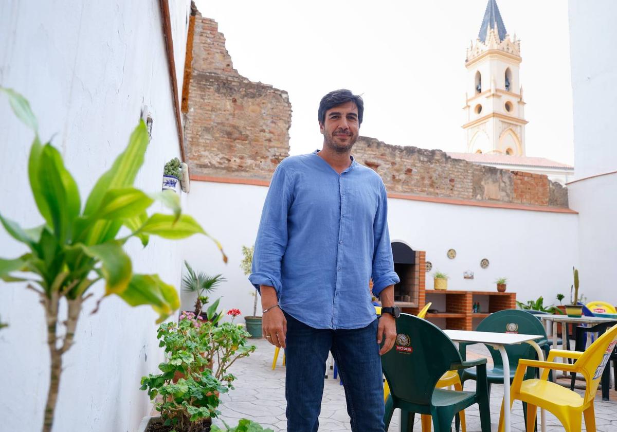 José Miguel Santos, en el patio de Nuestra Señora de la Merced, la casa que tiene Cáritas en la Trinidad para acoger a personas en tercer grado.