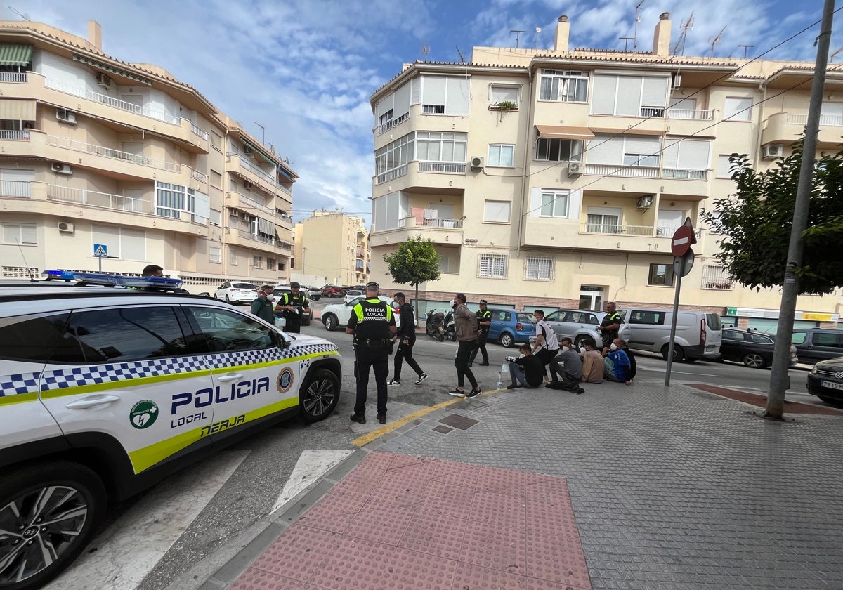 Una parte de los migrantes interceptados, este pasado jueves en la calle Chaparil de Nerja.