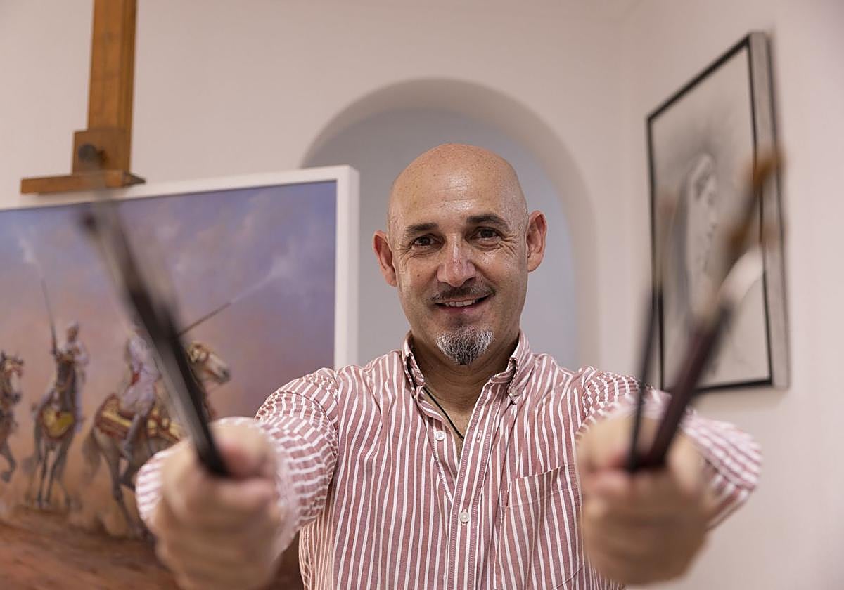 Rafael Molina posa en su taller.