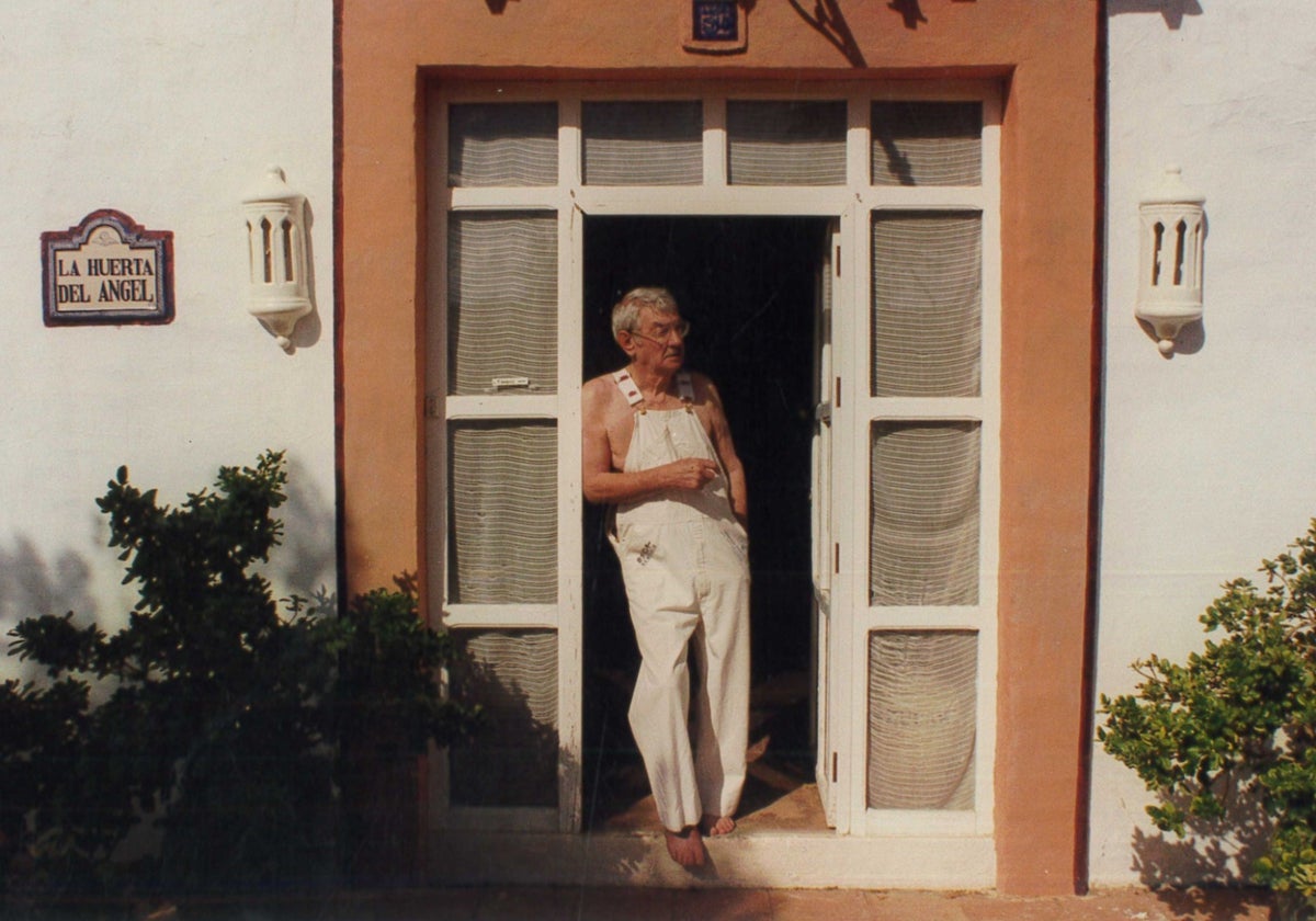 Robert Harvey, en actitud desenfadada, en la puerta de La Huerta del Ángel.