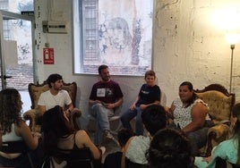 Un momento de la charla sobre las artes escénicas en el colectivo LGTBI.