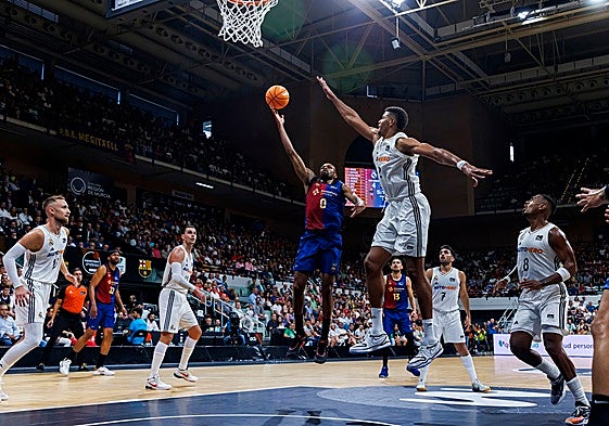 Tavares, dominador en ambos aros, intenta taponar a Punter.