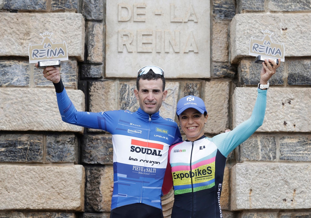 Víctor Manuel Fernández y Esther Maqueda posan con el premio.