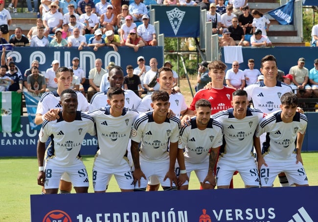 Los jugadores del Marbella, antes de enfrentarse al Fuenlabrada.