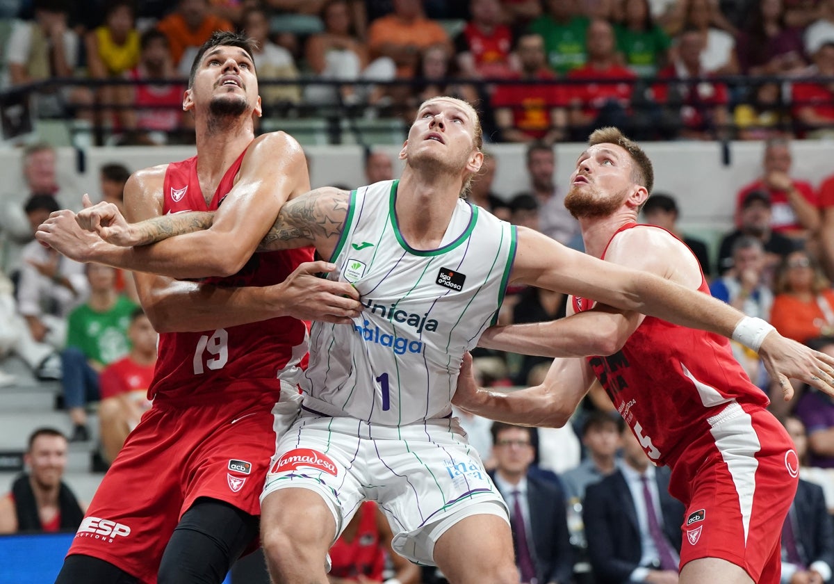 Osetkowski lucha por un rebote en la semifinal del sábado frente al UCAM Murcia.